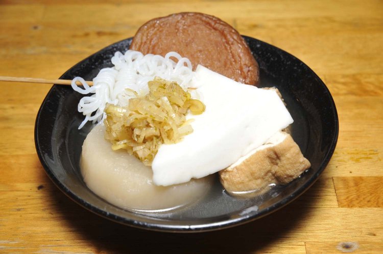 優しい出汁の風味がたまらないおでん。自家製のネギダレとよく合う。