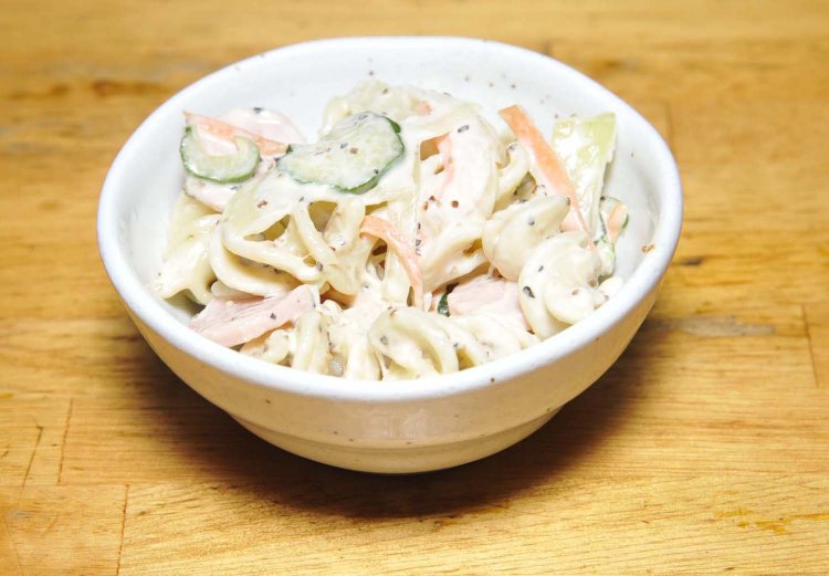 自家製マカロニサラダには、らせん状のショートパスタ・フジッリを使用しているので、マヨネーズがよく絡む。