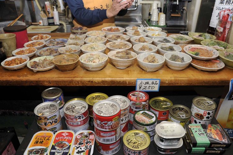 日によって異なる小皿料理でお酒を楽しめる。