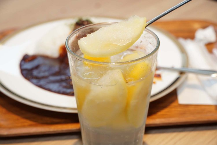 シャキシャキとそれでいてジューシーなレモン氷が特徴の檸檬スカッシュ500円。