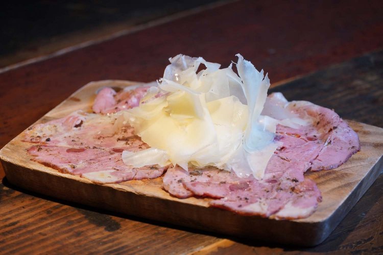 牛肉のカルパッチョ　ふわふわチーズかけ（Sサイズ）858円。