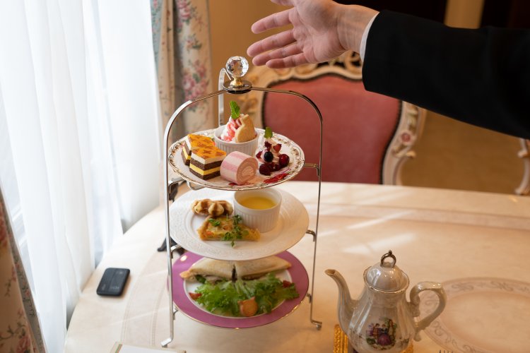 主人のアフタヌーンティーは、ポット入りの紅茶もついて3600円。猫型クッキーもついています。