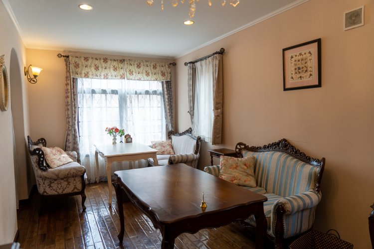 メインルームには、向かって左側にキッチンがあって執事たちが出入りしている。