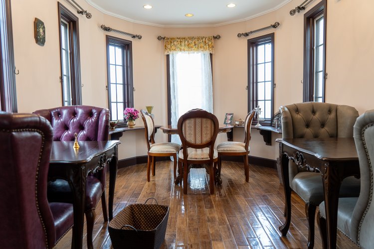 元個人宅とは思えないアーチ型が美しいマスカレード。