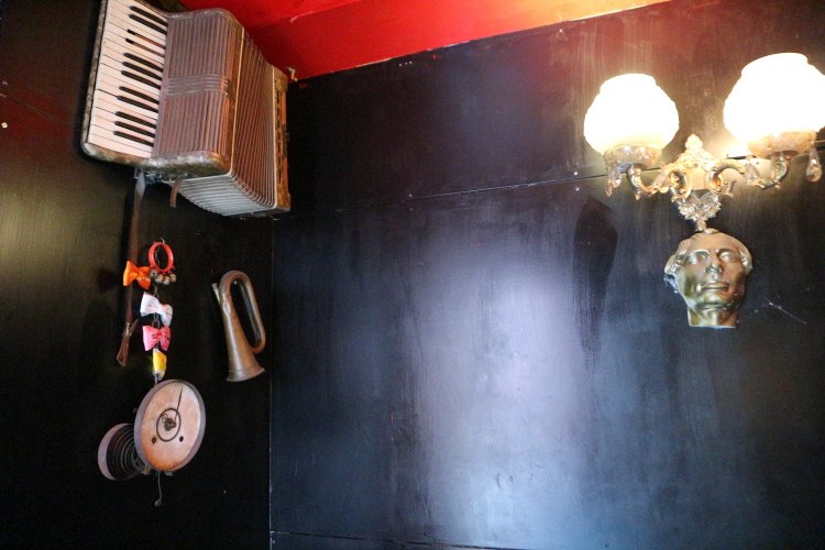 頭上を見上げるとアコーディオンも！　予想外の装飾たちにワクワクが止まらない。