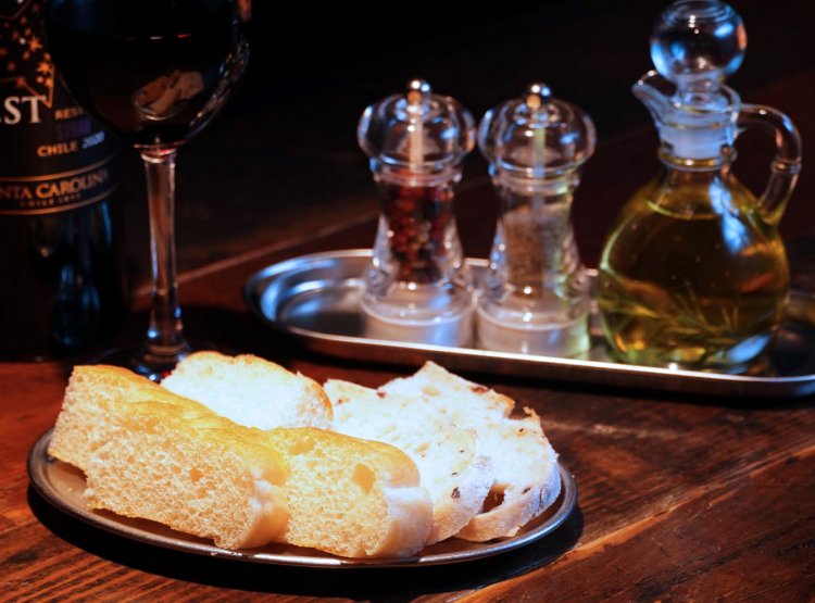 最初に提供される2種類のバゲット（写真は2人前）は、1杯目のおつまみとして楽しもう。