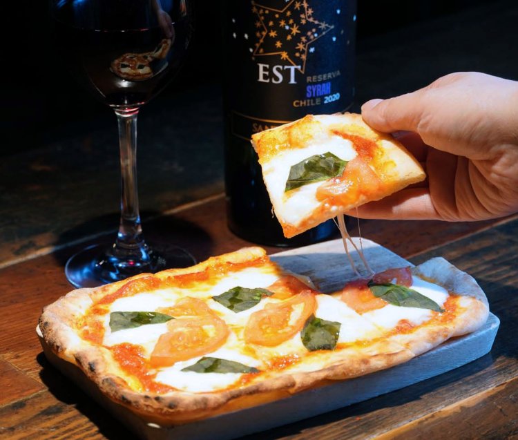 ピッツァ マルゲリータ（おつまみサイズ）748円。