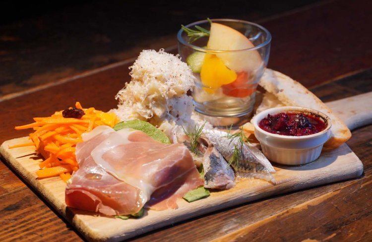 2～3人で楽しめる「いいトコどり！前菜盛り合わせ」1078円。