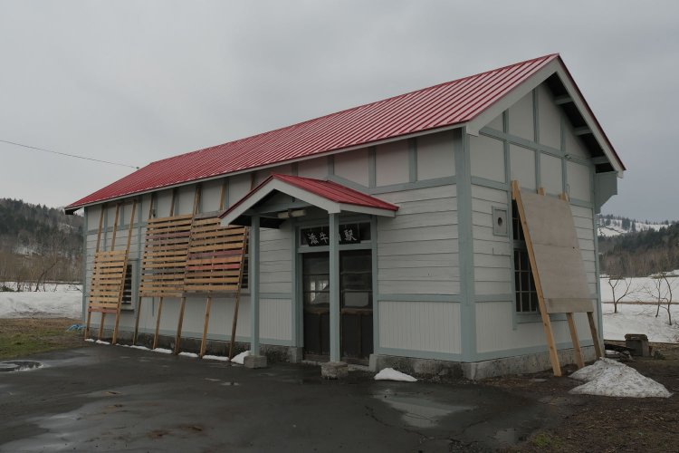 クラウドファンディングで美しい姿へと蘇る、深名線の廃駅舎