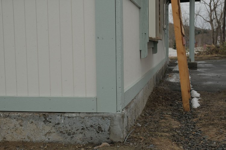 土台部分。基礎の上に乗っていたとはいえ、柱は全て腐っていた。施工会社と打ち合わせ、約1年半に渡って図面を引き、材料を検討してくれたという（2023年4月）。