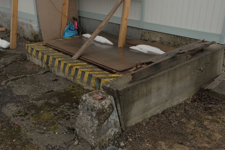 駅舎のホーム側には交換設備のポイントや信号機を操作したテコが設置されていた。ゼブラカラーに塗られた操作台が残っている。