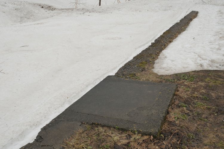 交換設備があった時代はホームが向い合せにあった。反対側のホームへと渡っていた階段部分が蓋をされて残る。