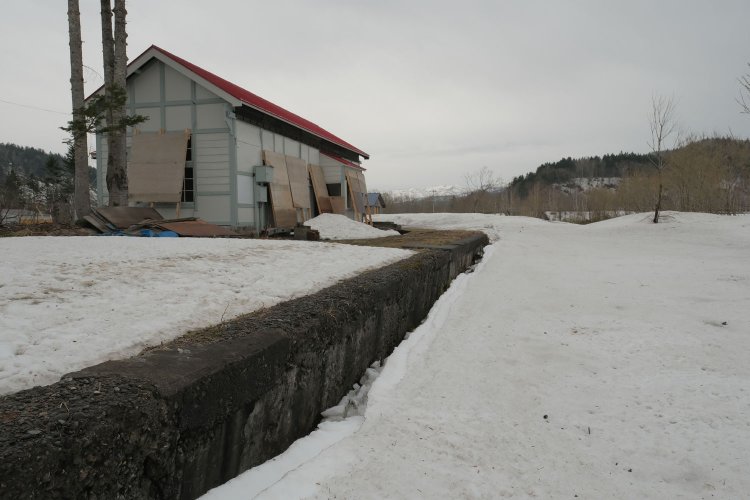 ホームはそのままの状態で残されていた。雪が覆っているから分かりづらいが背後には跨線橋が残り、そこから手前へと線路が伸びていた。廃止時のままのホームと、修繕が完了して蘇った駅舎の姿が印象に残る。