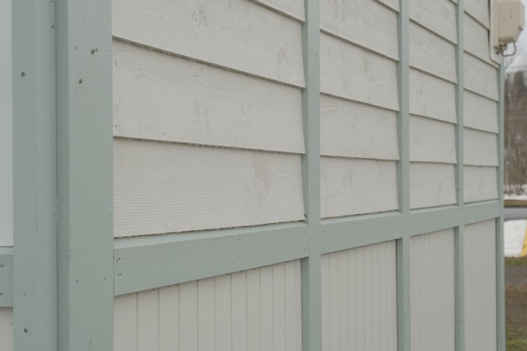 外壁の板も張り替えた。木造駅舎ゆえに見えない箇所は相当腐っており、修繕では骨組みに近い状況まで解体してつくりかえたという。