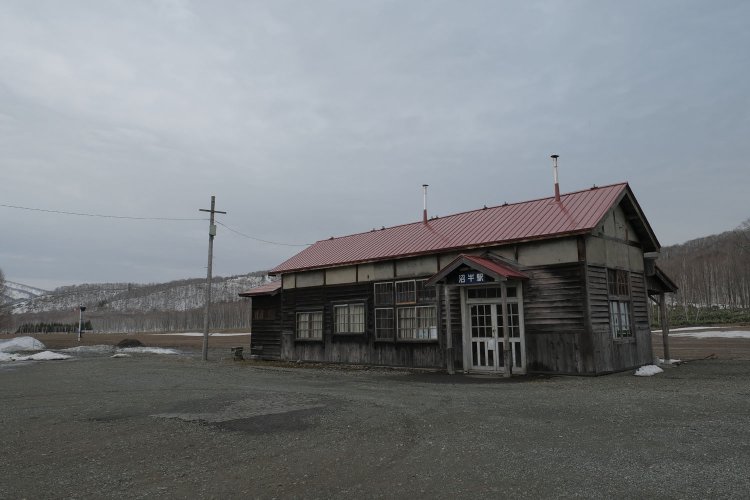 沼牛駅はクラウドファンディングの援助もあって修繕作業を実施し、2016年11月に修繕完了お披露目となった。豪雪地帯のため毎年の除雪作業は欠かせない（2023年4月）。