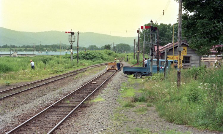 幌加内駅と朱鞠内駅は廃止までタブレットによる通票閉塞で、信号機は昔ながらの腕木式を使用し、駅員が駅舎脇に備えられていたテコを操作して信号機を変えていた（幌加内駅　1994年7月）。