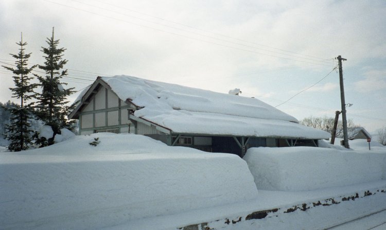 ホーム側を見る。雪壁が駅舎を覆い、出入口部分だけが除雪されていた。列車の発着は雪によってエンジン音や走行音が吸収されて静かだった。