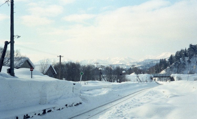 添牛内駅は一面一線ホーム構造であったが、当初は交換設備可能な駅であった。奥のほうは深名線を渡る国道の跨線橋で、この橋は今も残っている。
