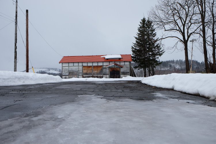 倉庫として使用されなくなってからは、添牛内地区に住む人々によって除雪作業が行われていたが、外壁は徐々にくたびれていった（2015年12月）。