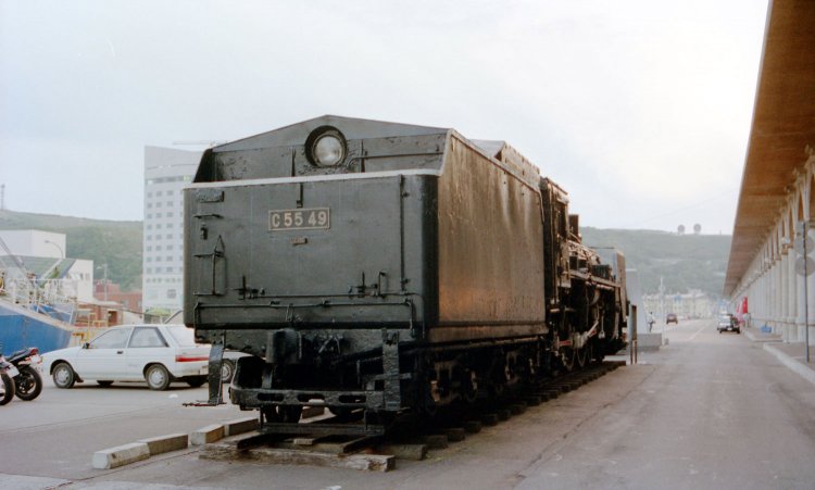 C55 49号機のバックフォルム。炭水車側から。背後のホテルは現在のサフィールホテル稚内である。このC55形は塩害が酷く、残念ながら解体されてしまった（1993年8月9日）。