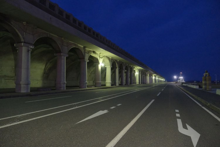 防波堤ドームの前は線路がいくつも並んでいたが、現在は道路となっている（2023年4月18日）。