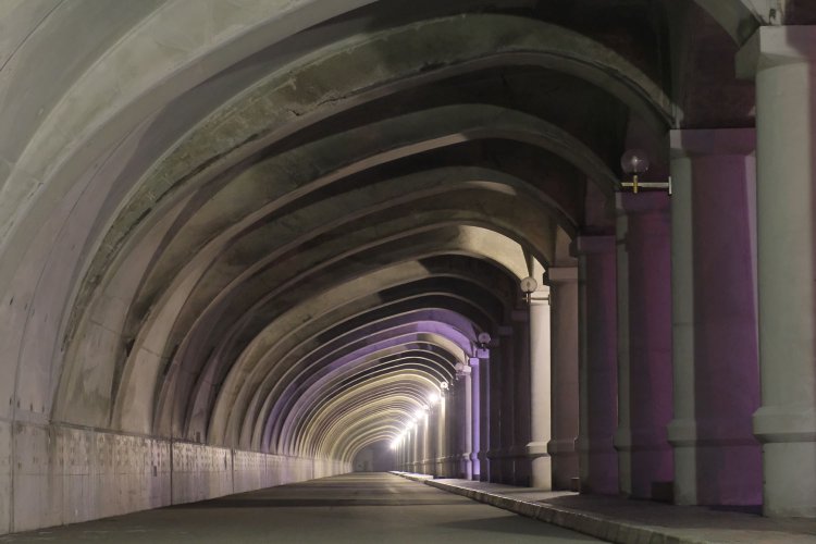 ドーム内を見やる。ローマの神殿を連想させると言われるが、たしかにそうだと納得する曲線美と柱の装飾だ。昭和初期の名建築として北海道遺産に指定されている（2023年4月18日）。