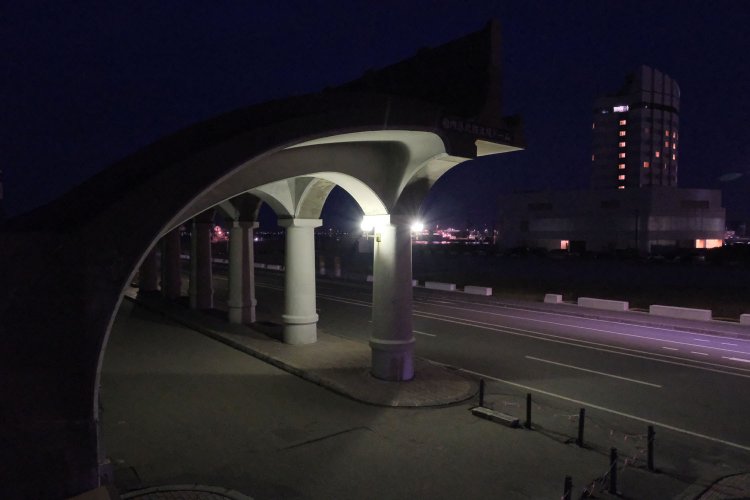 北防波堤ドームは日中だけでなく夜も美しい姿を人々に魅せる。アーチ部分は稚泊航路の乗降客が待機するスペースであった（2023年4月18日）。