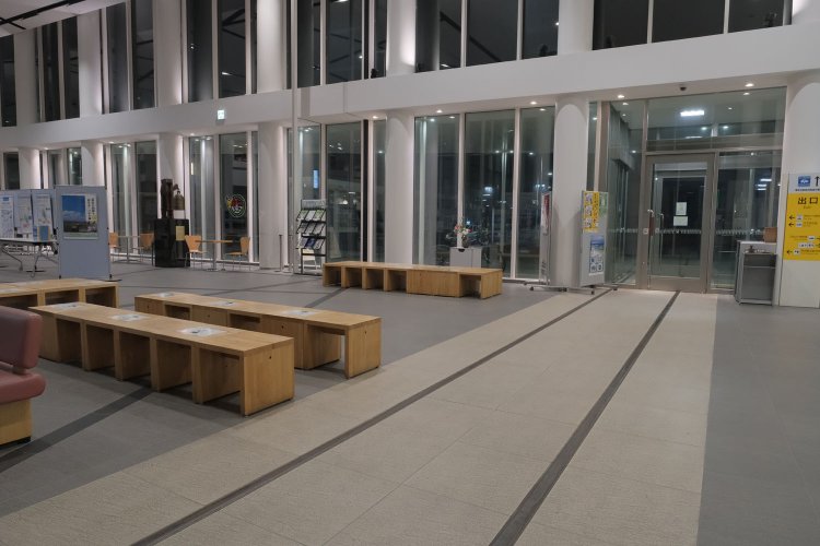 待合所のベンチの脇にさりげなくある線路。