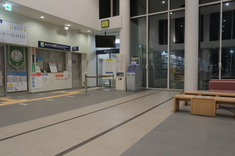 改札口の脇にさりげなくある線路。