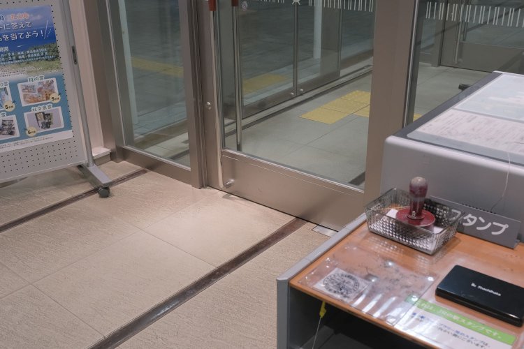 旅のスタンプ台脇にさりげなくある線路。