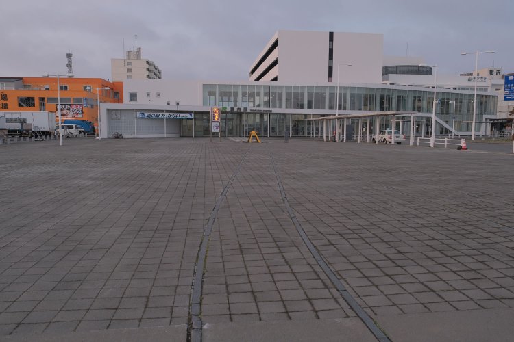 現在の稚内駅「キタカラ」の全景。上記に紹介した旧駅舎は写真右手端付近にあったと思える。手前の線路っぽいのは北ふ頭へ伸びていた貨物線跡を模したタイル（2023年4月19日）。