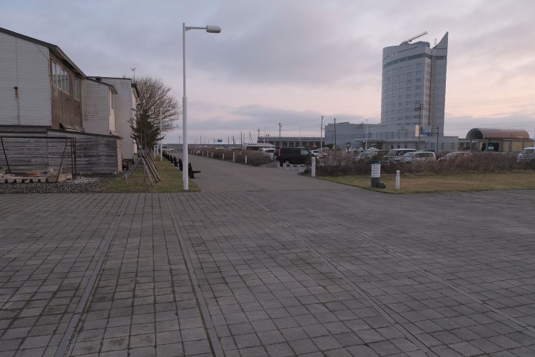 タイルで表現した線はご丁寧にも分岐して一部が複線となっていた。なかなか凝った趣向である（2023年4月18日）。