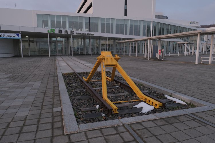 車止めと稚内駅キタカラ。観光写真でよく見る構図である。車止めの右側にホームがあって、駅舎もあった（2023年4月19日）。