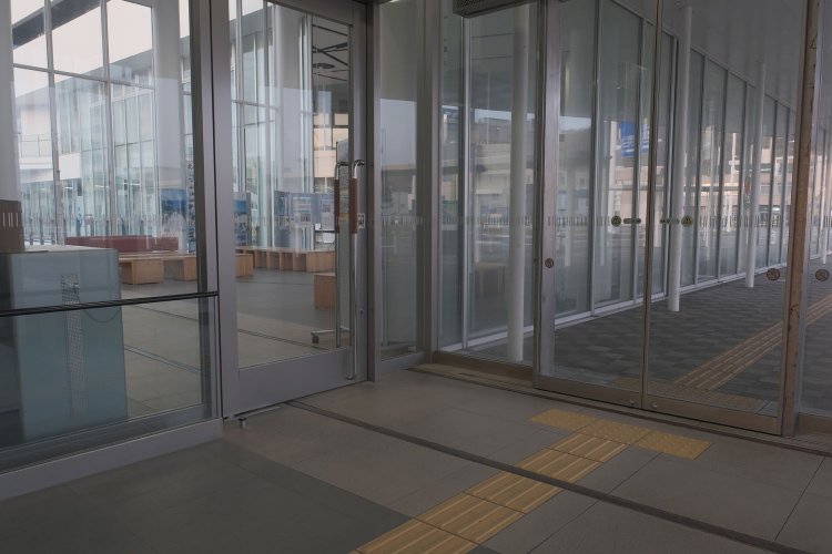 風切り室内にある線路。線路と言われなければただの黒い線であるが、線路なのである。トロッコを走らせたい衝動に駆られる（2023年4月19日）。