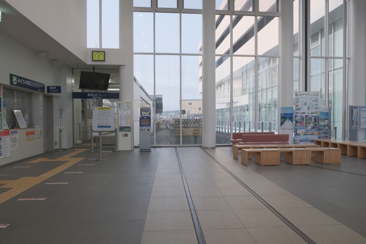 キタカラの建物内にさりげなくある線路。道床部分はちゃんと色分けされたタイルで敷き詰められている。改札脇に線路がある姿は路面電車にも見えてしまう（2023年4月19日）。