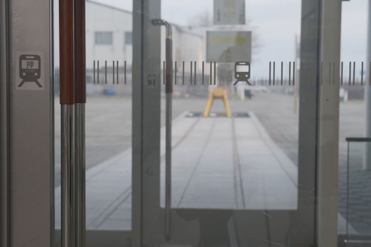 電車のピクトグラムがかわいらしい。その先にある車止め（2023年4月19日）。