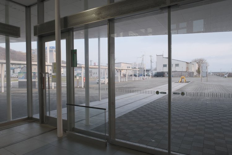 開放的なエントランスの脇にある線路。ガラスドアがあっても我関せずみたいに伸びていく線路に惚れ惚れする（2023年4月19日）。