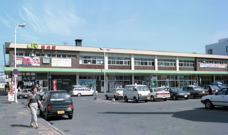 初めての北海道旅で訪れた稚内駅。駅舎は鉄筋コンクリート造りの二階建て構造で、ホームの横に配置されていた。駅蕎麦もあった（1993年8月9日）。