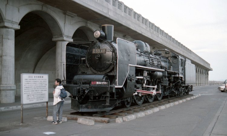 アーチドームには宗谷本線で活躍したC55形49号機が保存されていた。ナンバープレートがちょっと下がり気味で表情が面白いなと感じていた（1993年8月9日）。