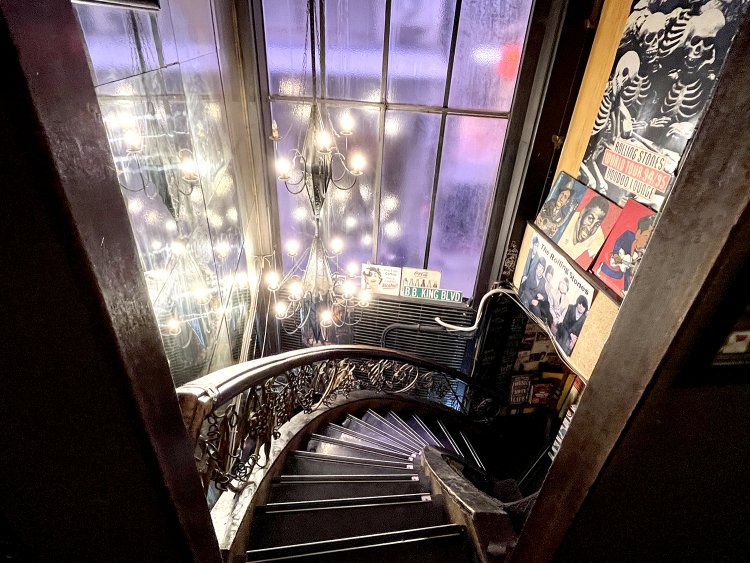 象徴的な螺旋階段とシャンデリア。手すりのレリーフもレトロでステキ。