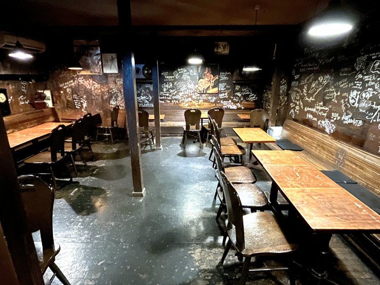 1階の壁一面にB.Y.Gのステージに立ったアーティストたちのサインが書いてある。