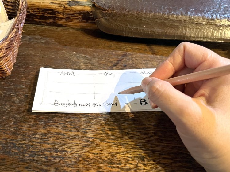 リクエスト用紙にアーティスト名や曲名を書いてDJブースに出すと、レコードをかけてくれる。このシステムがナツい！