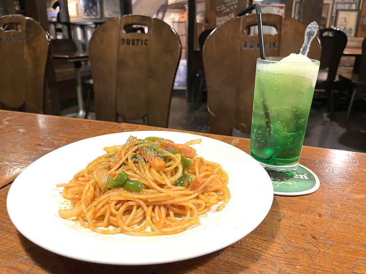 ナポリタン935円とクリームソーダ715円。見た目はマイルドな2品だが、おっ、コースターはハイネケン。