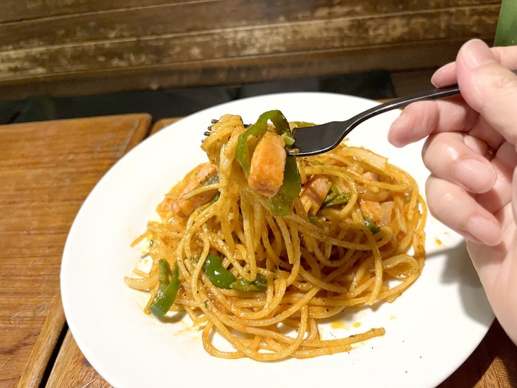 いわゆる昔ながらのナポリタンというよりは、バターや生クリームなどが加わったリッチなテイスト。