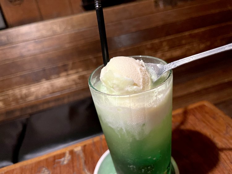 あま〜いバニラアイスに、甘酸っぱいメロンソーダ。これも懐かしい味。