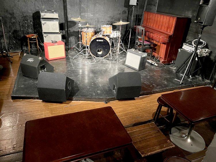 地下のライブハウス。ステージと客席が近い！　毎日ライブを行っているわけでないので、ホームページのライブスケジュールをチェックしよう。