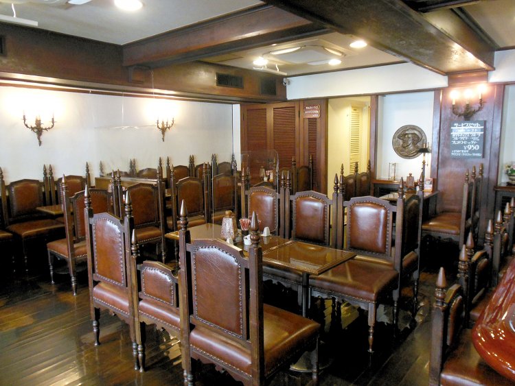 独特な形をしたヨーロピアンな革張りチェアも素敵すぎ！ 