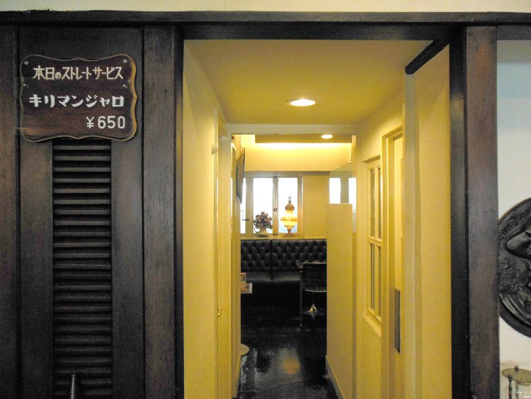 店の奥に続く廊下の脇にトイレがあり、向こう側は完全に別空間となっている。