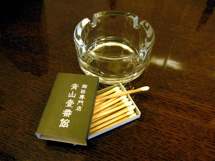 喫煙スペースの片隅に灰皿とマッチが用意されている。