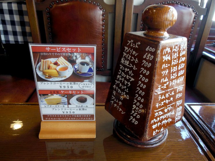 メニューブックはなく、この２つの案内と壁掛けの案内を見て注文する。